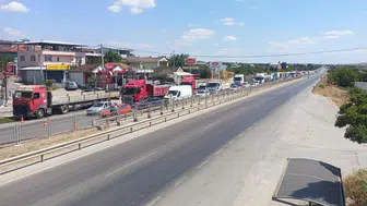 Bursa'nın Nilüfer ilçesinde anız yangını trafikte aksamalara neden oldu