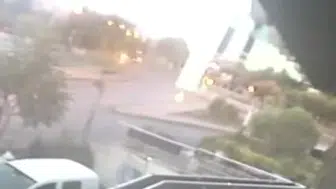 Kırmızı ışık ihlali faciası: Beylikdüzü'nde kamyon devrildi