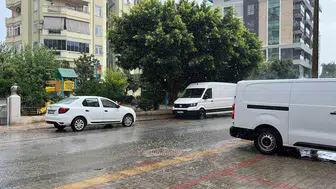 Alanya’da aniden bastıran sağanak, günlük yaşamı sekteye uğrattı