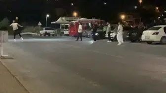Trafik güvenliğini yok sayan gençlerin kaygısız top oyunu