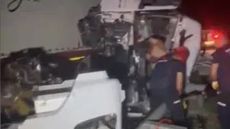 Otoyolda devrilen tırda sürücüsü yaralandı: İtfaiye ekipleri seferber oldu