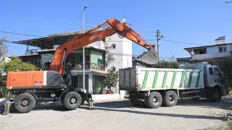 Kuşadası’nda modern yol yapım çalışmaları devam ediyor