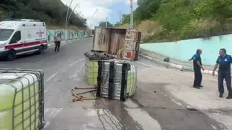 Kocaeli'de çamaşır suyu taşıyan kamyon devrildi, sürücü yaralandı