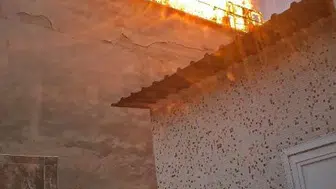 Diyarbakır'da apartman çatısında çıkan yangın itfaiye müdahalesiyle söndürüldü