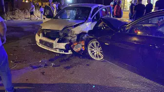 İnegöl'de otomobiller kafa kafaya çarpıştı: Yaralıların durumu iyi