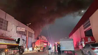 Adana'daki fabrika yangını geceyi alevlereboğdu