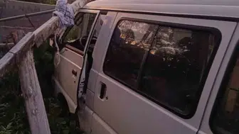 Afyonkarahisar'da alev alan minibüsü ev sahipleri hızlıca söndürdü