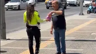 İzmir'de trafik polisine mevlit kandili jesti: Çikolata dağıtımıyla sevinç yarattı