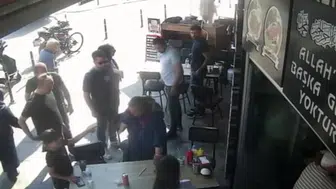 Döner yerken nefes borusuna parça kaçan kadının hayatını polis kurtardı