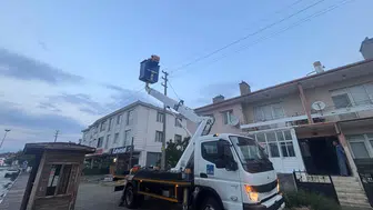 Erzincan'da elektrik direğinden kaynaklanan kıvılcımlar paniğe yol açtı