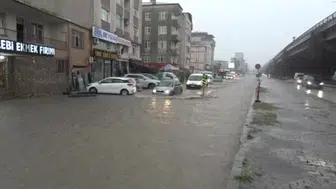 Samsun'da sağanak sonrası yollar su altında kalırken, canik'te vatandaşlar zor anlar yaşadı