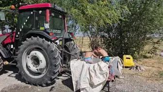 Yaz sıcağında çocukların tercih ettiği serinleme yöntemi: Traktör sepetinde su keyfi