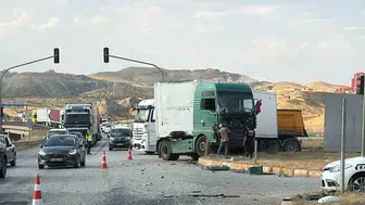 Kırıkkale'de kavşakta üzücü kaza: Yolcu otobüsü ve iki tır çarpıştı