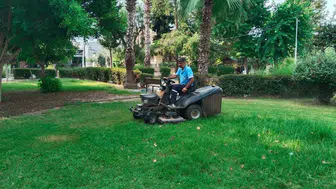 Mersin'de yeşil alan bakımı hız kesmeden devam ediyor