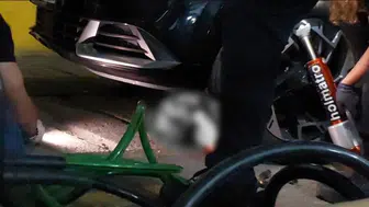 Otoparkta kaza: genç kadın otomobilin altında kalıp yaralandı