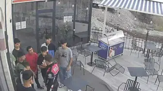Arnavutköy'de komedi sahnelerini aratmayan kavga: Cami avlusunda devam ettiler