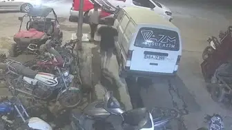 Selam vermek için girdiği iş yerinde talihsiz düşüş: Güvenlik kamerası kaydetti