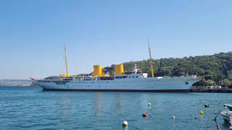 Atatürk'ün mirası TCG Savarona İstanbul Boğazı'ndan geçiş yaptı