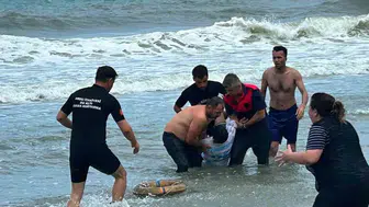 Yasağa rağmen denize giren kardeşler boğulma tehlikesi atlattı