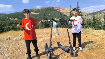 Scooterlarıyla bayrağa olan sevgilerini vurguladılar: Gençler zirvede buluştu