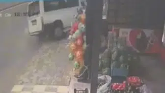 Elazığ'da kontrolden çıkan minibüs evin bahçesine uçtu