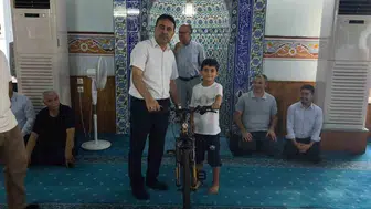 Kur'an kursunu başarıyla tamamlayan çocuklara bisiklet ödülü
