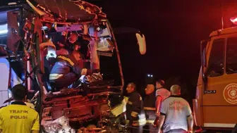 Gaziantep’te yolcu otobüsü ve tır çarpıştı: 2 yaşamını yitirdi, 22 kişi yaralandı