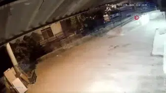 İzmir'de bir gencin boğulma anları güvenlik kamerasına yansıdı