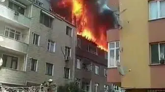 Gaziosmanpaşa'da yangın paniği: 4 katlı bina alev alev