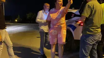 İnegöl'de alkollü sürücü gazetecilere mermer fırlattı