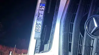 Bolu'da soda yüklü tır devrildi, yol trafiğe kapandı