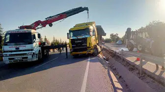 Afyonkarahisar'da patates yüklü tırın devrilmesi büyük maddi zarara yol açtı