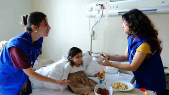Gönüllü gençler hastaların yüzlerinde gülümseme oluşturdu