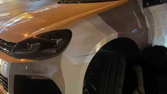 Eskişehir'de sürücüsünün kontrolünden çıkan otomobil mantar dubalar üzerinde kaldı