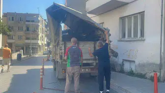 Denizli'de kamyonet kasası binanın balkonuna çarptı