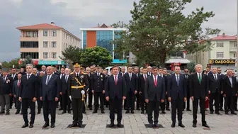 Erzincan'da zafer bayramı coşkusu: 104. yıl dönümünde Atatürk Anıtı'nda anlamlı tören
