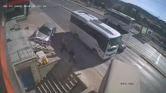 Kocaeli'de korkulukları aşarak merdiven boşluğuna düşen otomobil, 2 kişiyi saniyelerle kurtardı