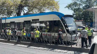 Beyoğlu’nda tramvay raydan çıkarak yolcuları tahliye ettirdi