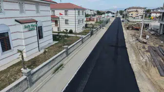 Düzce Belediye Başkanı Özlü, yeni asfalt yolları yerli otomobille test etti