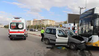 Karaman'da halk otobüsü ile ticari araç çarpıştı: 5 yaralı