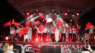 Zafer Bayramı coşkusu Edremit'te fener alayı ve Fatma Turgut konseriyle kutlandı