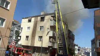 Gaziosmanpaşa'da 4 katlı binada çıkan yangın paniğe neden oldu