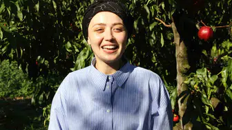 Üniversite öğrencisi Zeynep, şeftali hasadında babasına destek veriyor