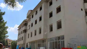Günyüzü’ndeki eski belediye binası çocuklar için tehlike saçıyor