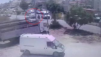 Manavgat'ta motosiklet aniden duran araca çarptı: Yaralı hastaneyi reddetti