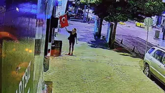 Muğla'da Türk bayrağını yakmaya çalışan kadın güvenlik kameraları sayesinde yakalandı