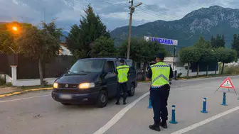 Muğla'da jandarma denetimlerinde yüzlerce araç trafikten men edildi