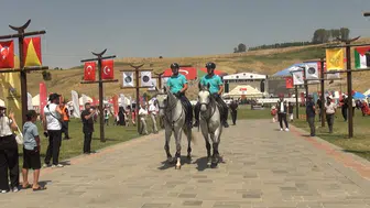 Ahlat'taki Malazgirt Zaferi etkinliğinde atlı jandarmalara büyük ilgi
