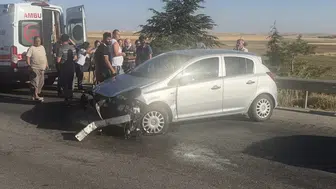 Bariyerlere çarpan araçta 3 kişi yaralandı, biri çocuk