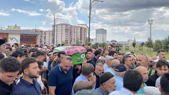 Sivas'taki minibüs kazasında hayatını kaybeden 3 kişi son yolculuğuna uğurlandı